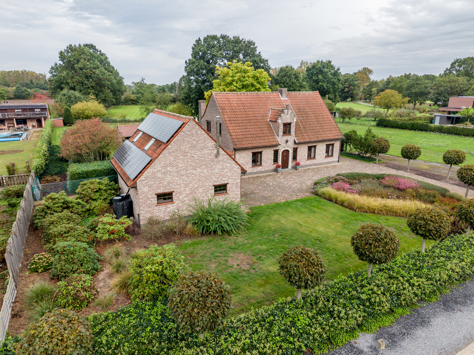 Prachtige klassieke villa op een ruim perceel. - foto 2