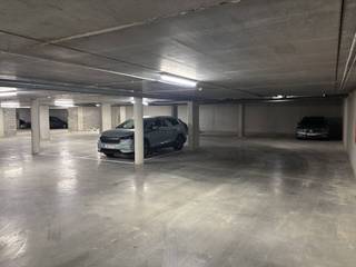 Ondergrondse staanplaatsen te huur aangeboden aan de Van Den Hautelei 174 te Deurne gelegen in een afgesloten parkeergarage!