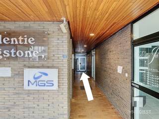 Ontdek deze ruime handelsruimte in het centrum van Beringen, met een bruikbare vloeroppervlakte van 124 m². Ideaal gelegen aan een levendige...