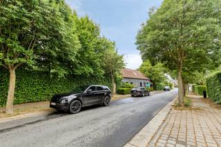 Ruime modernistische woning met 3 (+1) slaapkamers, tuin en carport op TOP-ligging!Deze lichtrijke en karaktervolle woning biedt een geslaagde combinatie van ruimte, functionaliteit en modernistische architectuur, op een rustige locatie op wandelafstand van het centrum van Asse.Indeling gelijkvloers:U betreedt de woning via een centrale inkomhal die toegang geeft tot:•Aan de linkerzijde bevindt zich een ruime, zonovergoten leefruimte die naadloos overgaat in de volledig uitgeruste keuken. Boven de keuken bevindt zich een stijlvolle mezzanine, perfect als cosy leeshoek of bureauruimte (voorheen, zie laatste foto).•Aan de rechterzijde van de hal vindt u een praktische (was)berging met aansluiting voor wasmachine en droogkast en voldoende stockageruimte, een aparte toilet, én een polyvalente ruimte die dienst kan doen als eetkamer, speelkamer/fitnessruimte (voorheen), hobbyruimte of zelfs vierde riante slaapkamer (heden).Zowel de leefruimte als de polyvalente kamer geven uit op de ruime, onderhoudsvriendelijke tuin, die de woning langs meerdere zijden omringt. Meerdere terrassen maken het aangenaam vertoeven in elk seizoen!Verdieping:Op de eerste verdieping bevinden zich drie volwaardige slaapkamers, een badkamer met ligbad, lavabo en een tweede toilet. De open vide geeft extra ruimtelijkheid en visueel contact met de leefruimte beneden.Extra troeven:•Aparte (wijn)kelder•Overdekte parkeerplaats / carport•Rustige ligging, op wandelafstand van winkels, station en voorzieningenDeze woning is ideaal voor wie ruimte en licht zoekt in combinatie met een praktische indeling. Interesse? Neem contact op voor een bezichtiging en mis deze kans niet!Bereikbaar via 02/460.80.46 of info@structura.be