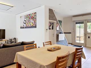 Moderne 2-slaapkamer woning, gelegen in het centrum van Herenthout, op wandelafstand van alle nodige faciliteiten. Qua indeling omvat deze woning op het gelijkvloers een leefruimte met open, volledig geïnstalleerde keuken. Vanuit de keuken heeft u zicht en toegang tot de tuin. Een klein trapje brengt u bij de badkamer, voorzien van douche en wasplaats. De verdieping omvat een nachthal en 2 ruime slaapkamers ( 21m² - 18m²). Naast de speelse en knusse indeling beschikt deze woning ook over veel natuurlijk licht en het nodige comfort met onder andere 2 airco's, recent vernieuwd schrijnwerk en een volledig geïnstalleerde keuken. Voor extra stockage beschikt de woning over een kelder, alsook tuinberging. De zuid-georiënteerde tuin is mooi aangelegd en geniet veel privacy. Uiterst handig is ook de kleine servitudeweg naast de woning welke u rechtstreeks toegang biedt vanuit de tuin naar de straat, ideaal voor fietsen en vuilnisbakken.