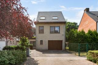 Instapklare halfopen woning in een rustige straat te Wijnegem.In een aangename eenrichtingsstraat in Wijnegem bevindt zich deze verzorgde halfopen...