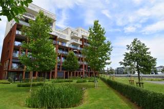 Dit instapklare appartement uit 2021 is rustig gelegen aan het einde van een doodlopende straat, pal langs de Leie. Dankzij de uitstekende ligging geniet je van een groene en rustige omgeving, terwijl alle dagelijkse voorzieningen zich op wandel- of fietsafstand bevinden.<br />Het appartement bevindt zich op de zesde verdieping van residentie Molenkant en is vlot bereikbaar met de lift.<br /><br />Indeling als volgt:<br />Via de inkomhal met vestiaire kom je binnen in het appartement.<br />De lichtrijke leefruimte met open keuken vormt het hart van de woning en biedt dankzij de grote raampartijen een prachtig uitzicht op de Leie. De volledig uitgeruste keuken beschikt over een keramische kookplaat, dampkap, vaatwasser, koelkast en combi-oven.<br />Aansluitend bevindt zich het zonnige, zuidgerichte terras van 13 m², waar je in alle rust kan genieten van het unieke uitzicht op de Leie en de sluis van Harelbeke.<br /><br />Verder beschikt het appartement over 2 volwaardige slaapkamers en een moderne badkamer met ruime inloopdouche en dubbele lavabo.<br />Praktische berging met aansluitingen voor wasmachine en droogkast.<br />Apart toilet.<br /><br />Het comfort wordt verder aangevuld met een ondergrondse autostaanplaats, een afgesloten gemeenschappelijke fietsenberging en een handige afvalberging.<br /><br />Verwarming via het Warmtenet van Harelbeke (caloriemeter).<br /><br />EXTRA TROEVEN: instapklaar, gunstig EPC, rustige omgeving, ...<br /><br />Onze ref. DEV5244