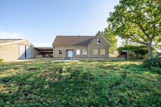 Te koop: woning in de Sikkelstraat 7, midden in de Vlaamse velden Op slechts 10 km van Veurne en de E40 en op 12 km van de kust ( De Panne ) vind je...