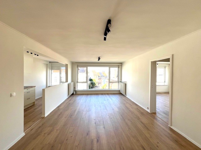 RUIM LICHT GERENOVEERD APPARTEMENT MET 3 SLAAPKAMERS OP EEN ZEER GOEDE LIGGING - photo 4