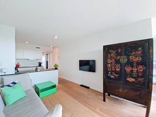 Dit heerlijke <strong>penthouse </strong>met <strong>dak</strong><strong>terras </strong>bevindt zich aan de Leien in de Theaterbuurt. Op wandelafstand van de beste shopping-straten van Antwerpen, het Stadspark en het gezellige Mechelseplein. In het weekend stap je de deur uit voor al je kraakverse producten om de hoek aan de iconische Vogeltjesmarkt.<br /><br /><strong>Indeling:</strong><br />Via de lift kom je rechtstreeks het appartement binnen. De leefruimte is licht dankzij de grote raamdeur naar het dakterras. Aansluitend bevindt zich de ingerichte open keuken. Achteraan bevinden zich een badkamer met bad en dubbele lavabo, een berging, de slaapkamer en bureau- of dressingruimte. Er is een kelderberging aanwezig.<br /><br /><strong>Bijzonderheden:</strong>
<ul>
<li>Algemene kosten €145,- per maand (nutsvoorzieningen individueel).</li>
<li>Fietsenstalling en berging in de kelder.</li>
<li>Beschikbaar vanaf 15 augustus.</li>
</ul>
