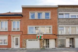 <p><br />In een rustige straat ontdek je hier een karaktervol huis dat wacht op een frisse wind. Met haar royale ruimtes, praktische indeling en een tuin die uitnodigt tot ontspannen, vormt dit de ideale basis voor wie droomt van een eigen plek om volledig naar wens in te richten.</p>
<p>Op de gelijkvloerse verdieping vind je een ruime garage, een praktische wasruimte en een bureau die ook als extra vestiaire of doorloopkamer naar de veranda kan dienen. Op de eerste verdieping geniet je van een ruime woonkamer en een aparte keuken. Vanuit de keuken stap je het terras op, dat een aangename verbinding vormt met de tuin beneden. De tweede verdieping herbergt drie slaapkamers en een badkamer, waardoor er ruimte genoeg is voor het hele gezin. De zolderverdieping biedt bovendien nog een verrassend extra troef: zodra er een vaste trap wordt geplaatst, kan deze verdieping omgevormd worden tot een volwaardige kamer.</p>
<p>De woning beschikt overal over dubbele beglazing, maar vraagt wel om renovatie. Met een EPC-label E geldt er een renovatieverplichting, wat tegelijk de kans biedt om dit huis helemaal naar de standaarden van vandaag te tillen.</p>
<p>Ben je klaar om je eigen stempel te drukken op een woning met zoveel mogelijkheden? Plan je bezoek dan op 27 september via onze website en ontdek ter plaatse de vele troeven.</p>