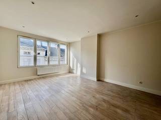 Wilt u wonen in het historisch gedeelde van onze prachtige Stad Antwerpen? <br />Dan is dit appartement echt iets voor u! <br /><br />Een leuk, lichtrijk appartement met 1 slaapkamer. Gelegen nabij de Meir, Groenplaats, openbaar vervoer, winkels, restaurants en nog veel meer!<br /><br />Het appartement, gelegen op de 4de verdieping beschikt over een mooie leefruimte met open geïnstalleerde keuken. Verder vindt u een gezellige slaapkamer met ligbad en aansluitend de badkamer.<br /><br />Via de trap naar boven bereikt u de lichtrijke slaapruimte.<br /><br />Huurprijs €995-/maand + gemeenschappelijke provisie kosten €150,-/ maand.<br /><br />Nutsvoorzieningen zijn individueel. <br /><br />Onmiddellijk beschikbaar!<br /><br />Maak snel een afspraak voor een bezoek ter plaatse!<br />U kan ons contacteren op 03 203 02 02 of immo@sidimex.be