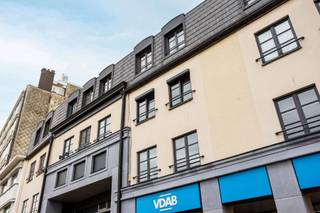 Dit gezellige en lichtrijke appartement ligt op de tweede verdieping van een kleine, rustige residentie in het centrum van Aalst.Het beschikt over...