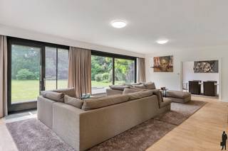 Deze stijlvol gerenoveerde, gelijkvloerse woning beschikt over onder meer 3 (mogelijk 4) slaapkamers, 2 badkamers, prachtige leefruimtes en...