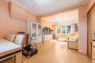 <p>Appartement in het centrum van Hamme, nabij scholen en openbaar vervoer.</p>

<p>Dit appartement combineert een praktische indeling met een centrale ligging in Hamme. Dankzij de drie slaapkamers biedt deze woning heel wat mogelijkheden voor gezinnen, koppels of wie extra ruimte zoekt voor een bureau of hobbykamer. De ligging vlak bij scholen, winkels en openbaar vervoer zorgt voor een vlotte dagelijkse verplaatsing en extra wooncomfort. Bovendien beschikt het appartement over een functionele keuken met ingemaakte kasten en een deels onderkelderde ruimte met aansluitingen voor wasmachine en droogkast. Een interessante opportuniteit voor wie comfortabel wil wonen in een goed bereikbare omgeving.</p>

<p> </p>

<p>Belangrijkste ruimtes:<br />• Woonkamer met aangename leefruimte<br />• Keuken voorzien van gasfornuis en ingemaakte kasten<br />• 3 slaapkamers met diverse indelingsmogelijkheden<br />• Badkamer met douche, toilet en enkele wastafel<br />• Deels onderkelderde kelder met aansluiting voor wasmachine en droogkast</p>

<p> </p>

<p>Troeven:<br />• Centrale ligging in Hamme<br />• Nabij scholen en openbaar vervoer<br />• 3 volwaardige slaapkamers</p>

<p> </p>

<p>Neem vandaag nog contact op met je ERA-makelaar voor een bezoek.</p>

<p> </p>

<p>JOUW DROOMAPPARTEMENT. ZO GEVONDEN!</p>