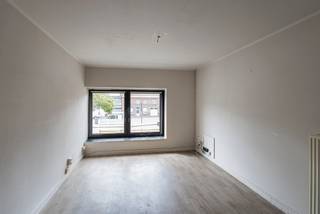<p>TE KOOP MET PRE-VIEW: enkel op afspraak.</p>
<p><span>Op zoek naar een renovatieproject met potentieel op een absolute toplocatie in Westmalle? Dit duplexappartement van ca. 86 m² biedt een uitstekende basis voor wie graag zelf de handen uit de mouwen steekt en een woning volledig naar eigen smaak en wensen wil creëren.</span></p>
<p><span>Het appartement is verdeeld over een gedeelte van de eerste verdieping en de volledige tweede verdieping. Dankzij de huidige indeling en de beschikbare ruimtes zijn er verschillende mogelijkheden om hier een eigentijdse en comfortabele woonst van te maken.<br /><br />INDELING</span></p>
<p><span>U betreedt het appartement via de reeds volledig vernieuwde en gemeenschappelijke inkomhal. Op de eerste verdieping bevindt zich een open leefruimte die aansluit op de keuken, uitgerust met een koelkast, gasvuur met dampkap en lavabo. Verderop bevindt zich de badkamer met toilet, lavabomeubel en douche.</span></p>
<p><span>De volledige tweede verdieping biedt nog drie afzonderlijke kamers die u volledig naar eigen wens kunt invullen. Denk bijvoorbeeld aan slaapkamers, een thuiskantoor, hobbyruimte of een combinatie hiervan. Daarnaast is er een praktische bergruimte aanwezig.</span></p>
<p><span>Het appartement beschikt bovendien over een </span>gunstig EPC-label B<span>, waardoor de renovatie niet noodzakelijk gepaard hoeft te gaan met een ingrijpende energetische renovatie.</span></p>
<p><span>De ligging vormt een absolute troef: winkels, scholen, horeca en openbaar vervoer bevinden zich in de onmiddellijke omgeving. Een ideale uitvalsbasis voor wie centraal wil wonen in Westmalle.<br /><br />BIJZONDERHEDEN<br />- Duplexappartement over de 1ste en 2de verdieping<br />- Volledig naar eigen smaak verder af te werken<br />- Gunstig EPC-label B<br />- Reeds vernieuwde gemeenschappelijke inkomhal<br />- Absolute topligging in Westmalle</span></p>
<ul></ul>
<p><span>Een appartement met een goede basis en vooral veel potentieel. Kom ter plaatse ontdekken welke mogelijkheden deze ruimte biedt en laat u inspireren om er uw eigen thuis van te maken.</span></p>
<p><span>Voor meer informatie of een bezoek ter plaatse kan u vrijblijvend contact opnemen met Kato via 03 227 58 58 of </span><span>kato@reds.be</span><span>.</span></p>