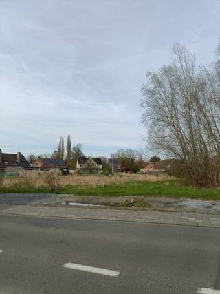 Bouwgrond te koop voor halfopen bebouwing met een totale oppervlakte van 450m². Reeds goedgekeurde bouwvergunning aanwezig, alsook...