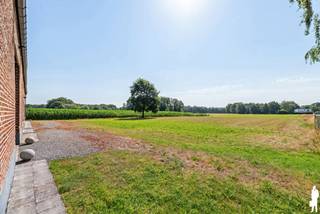 <strong>Karaktervolle hoeve op ca. 1,8 hectare in een uitzonderlijk groene omgeving</strong><br /><br />Deels te renoveren hoeve op een prachtig perceel van 1HA 80A 14CA te Bonheiden (Rijmenam).<br />Wie droomt van rust, ruimte en wonen midden in het groen, vindt hier een bijzonder eigendom met tal van mogelijkheden. <br />Deze karaktervolle hoeve is zeer rustig en landelijk gelegen in Rijmenam, op een uitgestrekt perceel van maar liefst 1HA 80A 14CA, met een prachtig open vergezicht over de omliggende weilanden.<br /><br />De combinatie van de uitzonderlijke ligging, de omvang van het perceel en het potentieel van de bestaande gebouwen maakt dit tot een eigendom dat steeds moeilijker te vinden is.<br /><br />De hoeve werd oorspronkelijk gebouwd tussen 1900 en 1918 en bestaat uit verschillende delen. <br />Een gedeelte werd reeds vernieuwd en is onmiddellijk instapklaar, terwijl onder meer de zolder, schuur en stallen nog mogelijkheden bieden voor verdere renovatie en inrichting.<br /><br />Een belangrijke troef is dat het dak in 2004 volledig werd vernieuwd, waardoor reeds een aanzienlijke investering werd uitgevoerd.<br /><br />De hoeve beschikt over een bebouwde oppervlakte van ca. 300 m², aangevuld met een zolder van ca. 50 m², een open zolderruimte van ca. 65 m² en een kelder van ca. 9 m². Daarnaast bevinden zich op het eigendom nog twee afzonderlijke garages en een tuinhuis.<br /><br />Het uitgestrekte perceel en de aanwezige weilanden maken deze eigendom bijzonder interessant voor paardenliefhebbers die op zoek zijn naar een landelijke woonomgeving met ruimte om enkele paarden te laten grazen. Ook voor wie simpelweg droomt van maximale privacy, natuur en een uitzonderlijke hoeveelheid buitenruimte biedt deze hoeve een unieke opportuniteit.<br /><br />De absolute troef is zonder twijfel de ligging midden in het groen. Hier geniet u dagelijks van open ruimte, prachtige vergezichten en een uitzonderlijk gevoel van rust en privacy.<br /><br />Eigendommen met een dergelijke combinatie van grondoppervlakte, bestaande bebouwing en een groene ligging in Bonheiden-Rijmenam zijn schaars. Net die schaarste maakt dit niet alleen tot een bijzondere plek om te wonen, maar ook tot een eigendom met een interessant langetermijnpotentieel.<br /><br />Stedenbouwkundige informatie: vergund geacht – gelegen in agrarisch gebied – niet gelegen in een verkaveling – geen voorkooprecht ruimtelijke ordening – geen rechterlijke herstelmaatregel of bestuurlijke maatregel opgelegd.<br /><br />Kortom:<br />Een unieke kans voor wie op zoek is naar een karaktervolle hoeve met ruimte, weiland en renovatiepotentieel op een uitzonderlijk rustige locatie in Bonheiden (Rijmenam). Voor meer info en/of een bezoek ter plaatse aarzel niet om ons te contacteren via keerbergen@deboerenpartners.be of 015/707000