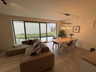 Mooi gelijkvloers appartement met een ruime leefruimte met open keuken en aansluitende berging, 2 slaapkamers aan de voorzijde, badkamer met douche...