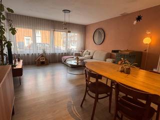 Ontdek dit charmante en praktisch ingedeelde gelijkvloers appartement, ideaal gelegen nabij belangrijke invalswegen, winkels en het centrum van Antwerpen. Dankzij de uitstekende bereikbaarheid met het openbaar vervoer geniet je hier van optimaal wooncomfort op een centrale, maar rustige locatie. Binnen een kwartiertje ben je per fiets of met de tram in het centrum van Antwerpen. Tevens zijn er heel wat wandelmogelijkheden in de buurt zodat je ook kan genieten van rust en groen. Zo bevindt het Valaarpark zich op wandelafstand en liggen ook het Middelheimpark en Nachtegalenpark op enkele minuten fietsen.<br /><br />Via de inkomhal heb je toegang tot alle ruimtes van het appartement. De lichtrijke woonkamer met open, volledig uitgeruste keuken vormt het hart van de woning en is voorzien van alle moderne toestellen, waaronder een geïntegreerde vaatwasser, koelkast met diepvries, oven en microgolfoven.<br /><br />De badkamer beschikt over een combinatie van douche en ligbad, een toilet en een praktisch badkamermeubel. Via de hal heb je ook toegang tot een functionele berging met opbergmogelijkheden voor jassen, schoenen en droge voeding. <br /><br />Verder zijn er twee ruime slaapkamers met mooie parketvloer. Via de tweede slaapkamer bereik je de aangename veranda, die dankzij het vele licht een extra leefruimte vormt of mogelijkheid geeft tot extra opbergruimte/hobbyruimte. Hier zijn tevens aansluitingen voorzien voor een wasmachine en droogkast.<br /><br />Als absolute troef beschikt dit appartement over een ruime, zuidgerichte tuin met tuinhuis. Dankzij de bomen achteraan de tuin is er voldoende privacy en kijk je uit op groen — de ideale plek om te ontspannen en te genieten van zonnige dagen.<br /><br />De verwarmingsketel werd recentelijk (2025) vernieuwd.<br /><br />Kortom, een ideale woonst voor wie comfortabel en rustig wil wonen met alle voorzieningen binnen handbereik.<br /><br />Interesse? Zeer welkom voor een bezichtiging!<br />Contact: saske.rens@gmail.com<br />