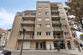 <span><span>Deze Penthouse staat te koop te Oostende, vlakbij plein 'Petit Paris' en op 740 meter van het strand. Geniet van een strategische ligging, die de binnenstad verbindt met de winkelstraten en de Venetiaanse Gaanderijen bij de Noordzee. Dankzij deze toplocatie geniet u van een perfecte mix van stedelijk comfort en elegant wonen met ruimte. Op wandelafstand van talrijke restaurants, koffiebars, winkels en culturele hotspots.<br /><br /><u>Beschrijving:</u> Ontdek dit groots dakappartement gelegen op de 6<sup>e</sup> verdieping te bereiken via de lift. U komt via de lift rechtstreeks binnen in de inkomhal die u toegang geeft tot het ruimtelijk en lichtrijke woongedeelte met panoramisch zicht over de Stad. Via de schuifdeuren bereikt u een royaal terras, waar u de hele dag van de zon kunt genieten danzij de aanwezigheid van zowel een voor-, zijdelings als achterterras. Aansluitend aan het leefgedeelte vinden we de keuken voorzien van alle comfort, en een voorraadkamer.<br /><br />Daarnaast telt het appartement 4 slaapkamers, een bureau/dressing en optioneel 2 private bergingen op het gelijkvloers, € 10.000,- per berging.<br /><br /><u>Bijzonderheden</u>:<br /><strong>·</strong><strong> </strong>Toplocatie, centrale ligging nabij de zee en winkelstraten;<br /><strong>·</strong><strong> Woonoppervlakte 219 m2</strong>;<br /><strong>·</strong> Genieten van alle rust en privacy met adembenemende vergezichten;<br /><strong>·</strong> <strong>3 terrassen, badkamer met bad en douche, 2 wc’s</strong>;<br /><strong>·</strong><strong> </strong>Gemeenschappelijke fietsberging en afvalkamer gelijkvloers;<br /><strong>·</strong> <strong>Uniek met 4 slaapkamers en een bureau/dressing</strong>.<br /><br />Wenst u meer informatie of een bezoek ter plaatse? Contacteer Diksimmo op het nummer 051 50 11 51 of mail naar diksmuide@diksimmo.be.</span></span>