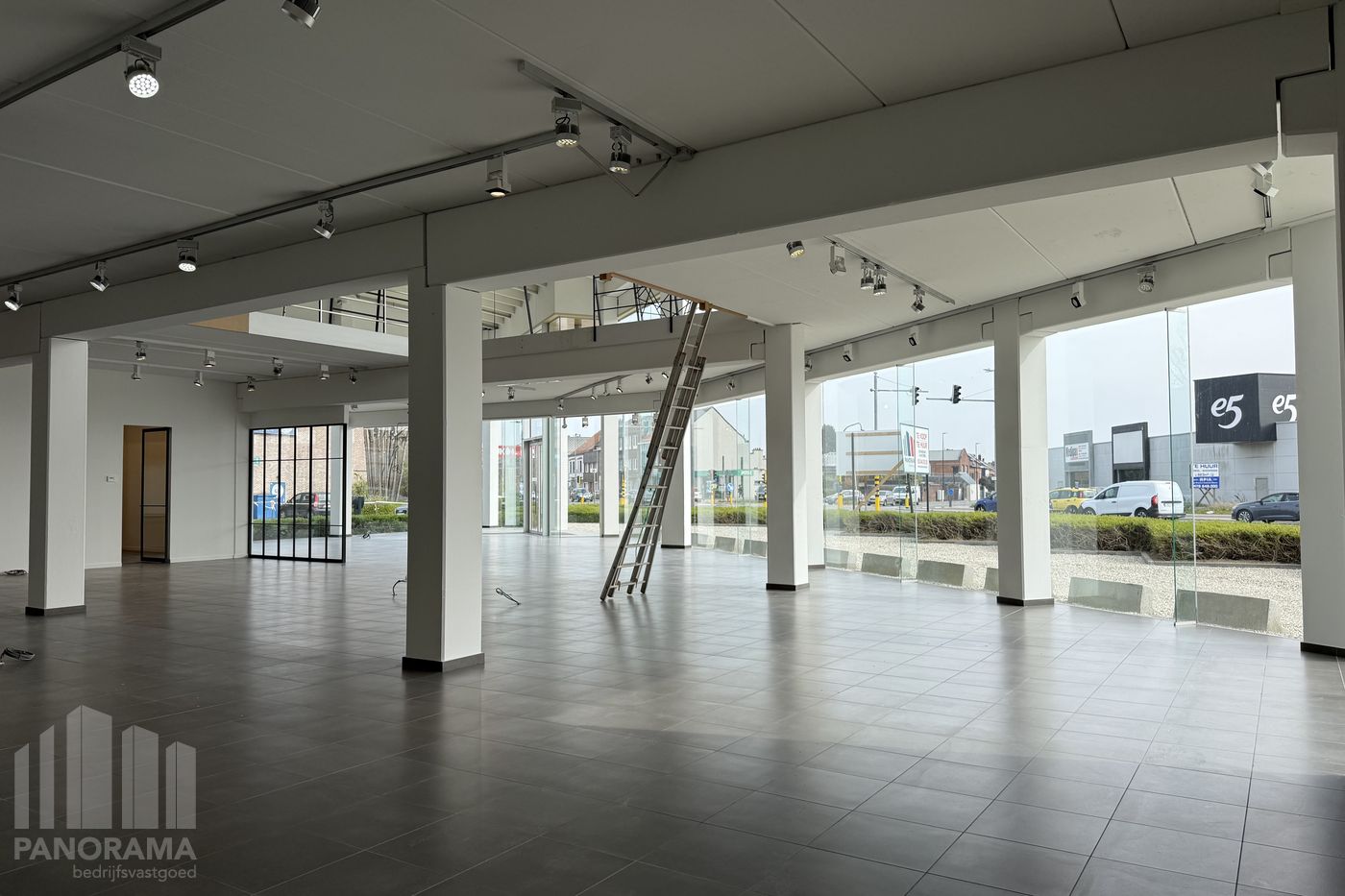 Bâtiment commercial polyvalent avec salle d'exposition, entrepôt et espace casco – À vendre à Sint-Pieters-Leeuw - photo 5