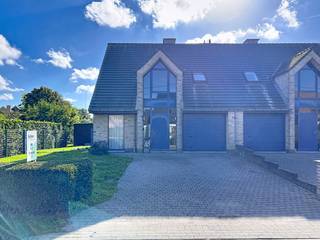 Rustig gelegen koppelwoning met ruime garage en tuin. In de nabije omgeving vindt u bakkers, slagers, horecazaken, openbaar vervoer en de Lembeekse bossen.<br /><br />Indeling :<br />inkom, woonkamer, ruime ingerichte keuken, apart toilet, garage, nachthal, 3 ruime slaapkamers, badkamer met toilet, lavabomeubel en ligbad, terras met tuin en tuinhuis<br /><br />Vrij 1/01/2027