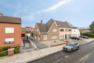Rustige woonwijk op centrale ligging...<br /><br />Deze statige woning met zijdelingse oprit, heeft zijn voordeur eveneens op die zijkant. <br />De inkomhal toont reeds de originaliteit van de woning met de stijlvolle halfronde trap. Vanuit deze inkomhal is er is er toegang tot het bureau, de vestiaire en gastentoilet, tot de keuken en eveneens tot de leefruimte.<br />De vele ramen zorgen voor veel lichtinval in al deze ruimtes. <br />De leefkeuken is rechtstreeks met de living verbonden, en daarnaast ook met de wasberging en de kelder. <br />De nachthal op de eerste verdieping is voorzien van 6 deuren, die elk naar een van de 3 slaapkamers, de badkamer, de linnenkamer of de zolderberging leiden.<br />De centrale verwarming is op gas.<br />Achter de woning ligt een westgeöriëntieerde tuin met een recent vernieuwd terras, alsook een praktische garage met nieuwe garagepoort.<br /><br />Deze woning ligt in het bruisende Bissegem, nabij belangrijke invalswegen, maar toch in een rustige wijk gelegen. Vlakbij zijn winkels, openbaar vervoer en het jaagpad richting Kortrijk gemakkelijk bereikbaar.