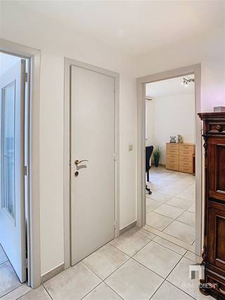 Prachtig  appartement van 140 m² met veel lichtinval bestaande uit drie slaapkamers met gesloten autostaanplaats in het hartje van Diest. Het...