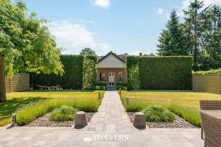 Voor meer info en foto’s, surf naar www.swevers.be – Deze instapklare open bebouwing op de Hasseltsesteenweg in Beringen biedt 193 m² bewoonbare oppervlakte op een royaal perceel van 1.026 m². De woning werd gebouwd in 1983, is goed onderhouden en combineert ruime leefruimtes met een praktische indeling en veel natuurlijk licht.<br />Op het gelijkvloers vindt u een inkomhal, een lichtrijke woonkamer met eetkamer, een centraal gelegen keuken, een apart gastentoilet, een inpandige garage van 24 m² en een extra berging. De kelder van 40 m² biedt bijkomende ruimte voor stockage, technieken of hobbygebruik. De eerste verdieping telt drie ruime slaapkamers van 17,43 m², 22,60 m² en 11,34 m², plus een centraal gelegen badkamer. De zolderruimte van 25,75 m² biedt extra mogelijkheden als vierde slaapkamer, bureau, hobbyruimte of opslagplaats. Buiten geniet u van een zonnig zuidwestelijk georiënteerd perceel met veel privacy en ruimte voor ontspanning, spelende kinderen of gezellige avonden met familie en vrienden. Dankzij de open bebouwing ervaart u rondom de woning een aangenaam gevoel van vrijheid. De ligging is bijzonder praktisch: winkels, scholen, openbaar vervoer, ontspanning en restaurants bevinden zich in de nabije omgeving. Ook de snelweg ligt op slechts 2,8 km, wat zorgt voor een vlotte verbinding richting omliggende steden en gemeenten. Een ruime, comfortabele gezinswoning met vier slaapkamers, veel opbergruimte en mooi toekomstpotentieel. Voor meer informatie, bel 011 255 155. Bron bewoonbare oppervlakte: EPC – verslag.