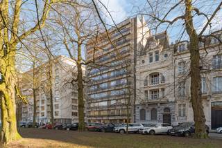 This spacious and light-filled apartment is located on the fourth floor of a corner building overlooking the beautiful Prins Albertpark,...