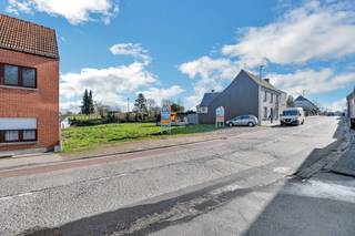 Voor een bezoek of meer info bel 054 69 39 34 - Op een goede locatie in Denderhoutem bevindt zich dit perceel bouwgrond (Lot 1) voor HOB op een terrein van 5 A 79 CA. Winkels, scholen en openbaar vervoer bevinden zich op een steenworp. De oprit E-40 bereikt men op enkele minuten rijden. De bouwbreedte bedraagt 6.96 m. De bouwdiepte op het gelijkvloers en verdiep bedraagt 12 m. De kroonlijst bedraagt max 6 meter. De voorbouwlijn ligt op 7 m van de voorste perceelgrens. Zijdelingse ruimte van 3 m. De dakhelling bedraagt max. 45 ° en platte daken zijn ook toegestaan. In de achtertuin mag er een tuinberging opgericht worden van max. 40 m². Carport zijdelings is niet toegestaan.