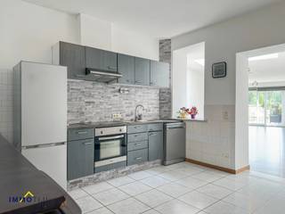 Deze woning beschikt op het gelijkvloers over een inkomhal, bureau/zithoek, een ingerichte keuken en een gezellige, lichtrijke woonkamer. Op de...