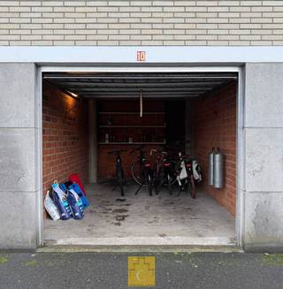 Afgesloten garagebox met kantelpoort. <br /><br /><strong>Afmetingen poort </strong>(b × h): 2,30 × 2,00 m<br /><strong>Binnenafmetingen </strong>(b × d): 2,50 × 5,31 m