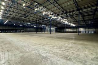 <strong>Ruime en moderne logistieke magazijnen op een strategische locatie in Willebroek</strong>, aan het Zeekanaal Brussel-Willebroek en vlakbij de A12 en N16. Dankzij de centrale ligging tussen Antwerpen en Brussel is dit een ideale uitvalsbasis voor logistieke activiteiten.<br /><br />De site biedt<strong> 14.878 m² magazijnruimte</strong>, aangevuld met 9 m² kantoren. Er zijn<strong> 15 laadkaaien</strong>, een <strong>vrije hoogte van 11,30 m</strong> en een hoge vloerbelasting van 50 kN/m² dynamisch, 80 kN/m² verplaatsbaar rek . De gebouwen zijn uitgerust met een ESFR sprinklersysteem, LED-verlichting en alle nodige nutsvoorzieningen. Er wordt hiernaast geïnvesteerd in duurzaamheid met o.a. zonnepanelen, EV-laadpunten, extra laad- en loszones en een BREEAM “Very Good”-certificering in voorbereiding.<br /><br />Op het terrein is ruime parkeergelegenheid voorzien voor zowel vrachtwagens als personenwagens. De locatie is vlot toegankelijk voor zwaar verkeer en biedt brede manoeuvreerruimte. Onmiddellijk beschikbaar.<br /><br />Contacteer <strong>PANORAMA B2B</strong> voor bijkomende inlichtingen, plannen of een vrijblijvend plaatsbezoek <strong>03 225 03 03</strong>.