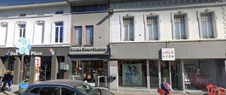 Goed gelegen, kwalitatief verhuurde investeringseigendom, in het centrum van Geraardsbergen op een perceel van 06 a 60 ca. Dit pand is verhuurd met een handelshuurovereenkomst aan Lola &amp; Liza en is gelegen in de directe buurt van Domino’s Pizza, Goudwisselkantoor, Hema, … 
Benieuwd naar de verdere voorwaarden? 
Contacteer info@immodelestre.be of  054 33 62 52. 
www.immodelestre.be
