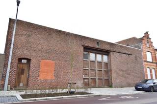 Deze twee magazijnen, samen goed voor 1.459 m² opslag- en bedrijfsruimte, bevinden zich op een ruim perceel van maar liefst 3.467 m² (de 2 magazijnen en woning samen) en zijn uitstekend gelegen in centrum Bissegem, met een vlotte verbinding naar de E17 en E40. Een ideale uitvalsbasis voor logistiek, opslag of diverse bedrijfsactiviteiten.<br /><br />De eerste ruimte omvat 891 m² en is verwarmd, met een aparte bureauruimte die zorgt voor een aangename en efficiënte werkomgeving. De tweede ruimte beslaat 568 m² en is bijzonder praktisch ingericht voor professioneel gebruik.<br /><br />Beide magazijnen beschikken over toegang langs voor- en achterzijde, wat laden en lossen vlot en flexibel maakt. Daarnaast is er ruime parkeergelegenheid voorzien voor meerdere auto’s en vrachtwagens, zowel vooraan als achterliggend het gebouw.<br />Elektriciteit, water en verwarming zijn aanwezig, waardoor het geheel onmiddellijk operationeel is.<br /><br />Daarenboven begrepen in deze verkoop een charmante gezinswoning grenzend aan de opslag ruimtes. Deze woning combineert ruimte, charme en een uitstekende ligging vlakbij het centrum van Bissegem. Scholen, winkels en belangrijke invalswegen bevinden zich in de onmiddellijke omgeving, wat zorgt voor een bijzonder aangenaam wooncomfort.<br /><br />Interesse in dit unieke geheel? Contacteer ons gerust voor meer informatie of een bezoek ter plaatse. (Ter info, de magazijnen kunnen samen ook aangekocht worden zonder de woning).<br /><br />Onze ref. DEV4889.