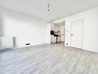 Ideaal gelegen in Schaarbeek in de wijk Josaphat, vlakbij het park, op de 1e verdieping van een recent gebouw, bieden we deze prachtige studio van...