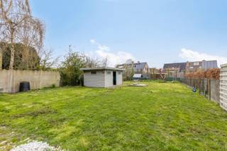 <span><span>In het dorpscentrum van <strong>Merkem</strong> situeert zich deze bijzonder ruime woning met<strong> 5 slaapkamers</strong>, uitgestrekte tuin en <strong>grote, inpandige garage (40 m²)</strong>. Het eigendom, met een bruikbare vloeroppervlakte van 282 m², bevindt zich aan de overkant van het 'Stationshuis' met bijhorend pleintje en parkeermogelijkheden. <br /><br />Deze omvangrijke bebouwing is gelegen op een perceel met een grondoppervlakte van 682 m² en biedt een <strong>zee aan ruimte en mogelijkheden</strong>. Men beschikt onder meer over maar liefst 5 slaapkamers. Daarnaast kan men tevens gebruik maken van een <strong>grote, nog in te richten zolderruimte (ca. 50 m²)</strong>. De ruime, inpandige garage biedt plaats aan 2 wagens of kan dienst doen als opslagruimte.<br /><br /><u>De indeling van de ruimtes is als volgt:</u></span></span>
<ul>
<li><span><span>Droge kelder (15 m²);</span></span></li>
<li><span><span>Gelijkvloers: inkom - ruime, lichtrijke woonkamer met zithoek en eetplaats - aanpalende, open keukenruimte - wasplaats en toilet - traphal met toegang tot eerste verdieping, kelder en achterdeur - voutekamer (slaapkamer 1) - grote, inpandige garage met sectionale poort.</span></span></li>
<li><span><span>Eerste verdieping: trap- en nachthal - slaapkamer 2 - slaapkamer 3 - slaapkamer 4 - slaapkamer 5 - bergplaats - grote badkamer met douche, toilet en dubbel lavabomeubel - toegang tot zolder via luik in de nachthal.</span></span></li>
<li><span><span>Tweede verdieping: zeer ruime, nog in te richten zolderruimte.</span></span></li>
<li><span><span>Exterieur: uitgestrekte achtertuin met terras, tuinhuis en kippenren.</span></span></li>
</ul>
<span><span> De woning werd <strong>energielabel D</strong> toegekend en valt dus <u>niet</u> onder de renovatieverplichting. Zo is de zolderplaat geïsoleerd, beschikt men over ramen met<strong> dubbele beglazing en rolluiken</strong>, en wordt er verwarmd met <strong>centrale verwarming op aardgas</strong> (nieuwe hoogrendementsketel geplaatst in 2025). Ook belangrijk om te vermelden dat de <strong>elektrische installatie conform gekeurd is tot 2050</strong>.<br /><br /><u>Enkele troeven:</u></span></span>
<ul>
<li><span><span><strong>Royale bruikbare vloeroppervlakte van 282 m²</strong>;</span></span></li>
<li><span><span>5 slaapkamers;</span></span></li>
<li><span><span>Grote, dubbele garage (3,47 meter breed op 11,70 meter diep);</span></span></li>
<li><span><span>Energielabel D en conform gekeurde, elektrische installatie.</span></span></li>
</ul>
<span><span>Interesse in deze interessante en ruime woning? Meer info of een bezoek gewenst? Bel Diksimmo op het nummer 051 50 11 51 of mail naar diksmuide@diksimmo.be.</span></span>