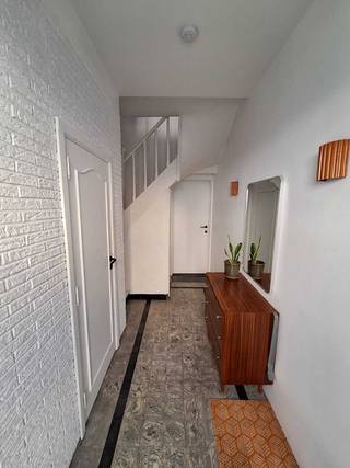 Deze instapklare en lichtrijke woning ligt in 2060, net op de grens met 2140. Bar Leon, Butchers Coffee, Bar Bakeliet, Briquet... liggen allemaal op wandelafstand. Met de fiets sta je op 5 minuten aan Antwerpen Centraal en op 10 minuten op de Meir.<br /><br />Gelijkvloers: inkomhal met toegang tot de ruime garage, een apart gastentoilet en de kelder. De garage beschikt over ingemaakte kasten en een aparte wasplaats.<br /><br />Eerste verdieping: leefruimte en keuken met veel lichtinval en parketvloer. De keuken heeft een groot werkblad en is voorzien van alle comfort. Ook deze ruimte heeft op maat gemaakte kasten/ meubels.<br /><br />Tweede verdieping: 2 slaapkamers en een badkamer met douche. Beide slaapkamers hebben airco en één slaapkamer heeft ingemaakte kasten.<br /><br />EPC = C (geen renovatieplicht)<br />Elektriciteit = conform<br />Geen asbest<br />Mobiscore = 9,6/10<br /><br />Wil je graag naar deze woning komen kijken? Mail naar potgieterstraat51antwerpen@gmail.com of bel 0471 69 01 55 voor een afspraak en meer info.