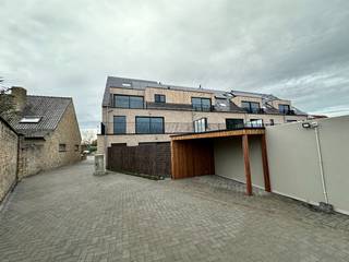 Uitstekend gelegen, lichtrijk nieuwbouwappartement met groot zonnig terras op de eerste verdieping.Het appartement bestaat uit:Hal - gastentoilet - 2...