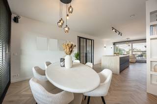 <p>Dit luxueuze appartement combineert een high-end afwerking met de nieuwste technieken en een uitzonderlijk wooncomfort. Dankzij de centrale ligging, de hoogwaardige materialen en de uitgebreide domotica- en beveiligingsvoorzieningen is dit een unieke woonkans voor wie op zoek is naar kwaliteit zonder compromissen. Bovendien geniet u van twee zonnige terrassen, een ruime garagebox en een 100% instapklaar interieur.</p>
<p><strong>1STE VERDIEPING<br /></strong><strong>Leefruimte </strong>met<strong> open keuken van 45m²</strong> op keramische tegels met visgraatmotief. De luxueuze keuken is uitgerust met AEG-toestellen, zijnde met een ingebouwde vaatwasser, koelkast, heteluchtoven, combi-oven, warmhoudlade, een opgedikt keramisch werkblad, Quooker kraan (bruisend en kokend water) en een wijnkoeler van Avintage. Via de leefruimte heeft u toegang tot <strong>2 terrassen </strong>van<strong> 13m² & 8m²</strong> beide op tegel, waarvan één terras overdekt is.<br /><strong>Wasplaats 5m² </strong>op tegel met uitgietbak en aansluiting voor wasmachine en droogkast.<br />Via een stijlvolle smeedijzeren deur heeft u toegang tot de <strong>nachthal </strong>van <strong>10m² </strong>met gastentoilet.<br /><strong>Hoofdslaapkamer 13m²</strong> op keramische tegel met visgraatmotief en rechtstreekse toegang tot het overdekt terras.<br />Op maat gemaakte <strong>dressing 7m²</strong> met verlichte kasten.<br /><strong>Badkamer 8m²</strong> op tegel uitgerust met inloop regendouche, dubbel lavabomeubel, toilet en verwarmde spiegels.<br /><strong>2de slaapkamer 10m²</strong> op keramische tegel met visgraatmotief.<br /><br /><strong>Garagebox 27m²</strong> met extra bergruimte.</p>
<p><strong>BIJZONDERHEDEN<br /></strong>Geothermische warmtepomp met vloerverwarming, 4 zonnepanelen, dubbele beglazing, geluidsisolerende ramen, vliegenhorren, veiligheidsdeur, alarm met sensoren, raam- en deurcontacten, camerabewaking, videofoon, lift, Sonos-geluidsinstallatie en ingebouwde spots.</p>
<p><strong>POSITIEVE PUNTEN<br /></strong>Centraal gelegen<br />High-end afwerking<br />Hyper geïnstalleerd<br />Zéér goed beveiligd<br />Volledig geschilderd<br />Op wandelafstand van winkels, scholen en openbaar vervoer</p>