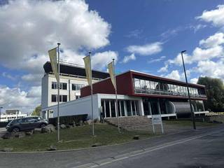 Op zoek naar een inspirerende werkplek met uitstraling? Dit uitzonderlijk commercieel gebouw langsheen de E40 (vlakbij ESSO GROOT-BIJGAARDEN...