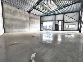 <p>la recherche d’une unité PME existante dans un emplacement stratégique ? Cette surface professionnelle prête à l’emploi à Halle offre une opportunité unique pour les entrepreneurs ! Avec une superficie de 186 m² et deux emplacements de parking privatifs, qui doivent obligatoirement être acquis avec l’unité, ce bien est idéal pour les entreprises souhaitant combiner espace et durabilité.<span></span></p>
<p>L’unité est prête à l’emploi et dispose d’une grande porte sectionnelle de 4,20 m x 4,00 m, de plusieurs gaines d’attente ainsi que d’une grande verrière et d’une fenêtre permettant de bénéficier d’un maximum de lumière naturelle.</p>
<p>Grâce à son excellente situation à proximité des principaux axes routiers, cette unité PME constitue une excellente opportunité d’acquisition, tant pour une entreprise souhaitant se développer que pour un investisseur à la recherche d’un bien à mettre en location.</p>
<p>Pour plus d’informations et/ou pour organiser une visite :<br />contactez Structura.biz au 02 462 32 00</p>