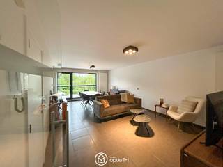 Op zoek naar een instapklaar en goed gelegen appartement in Tienen? Dit lichtrijke tweeslaapkamerappartement combineert een moderne afwerking met praktisch comfort. Dankzij de twee privéparkeerplaatsen, kelderberging en het ruime terras geniet je hier van zorgeloos wonen vlak bij het centrum.<br /><br />Via de inkomhal met apart gastentoilet kom je in de gezellige leefruimte met grote raampartijen die voor veel natuurlijk licht zorgen. De open keuken is volledig uitgerust en vormt het hart van de woning – ideaal om te koken en te genieten met vrienden of familie.<br />Het appartement telt twee volwaardige slaapkamers en een moderne badkamer met kwalitatieve afwerking. Een aparte berging zorgt voor extra opbergruimte.<br /><br />Het terras van ca. 19 m² biedt voldoende plaats voor een eettafel en loungehoek – perfect om in alle rust te ontspannen.
<h2><strong><span>Troeven</span></strong></h2>
<ul>
<li>Twee privatieve parkeerplaatsen (nr. 24 & 25)</li>
<li>Ruime kelderberging (nr. 6)</li>
<li>Lichtrijke leefruimte met open keuken</li>
<li>Instapklaar en goed onderhouden</li>
<li>Rustige residentie “De Ghete” met vlotte bereikbaarheid</li>
<li>Beschikbaar vanaf 1 december 2026</li>
<li>Gemeenschappelijke kosten 75 euro per maand </li>
</ul>
Wil je dit appartement in Tienen zelf ontdekken? Stel je kandidaat via onze website door op de knop "ik ben kandidaat" te drukken. <br />