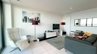 Dit modern gemeubeld appartement van ca 85 m² bevindt zich in een prachtige residentie op het Nieuw Zuid. Gelegen naast het Antwerpse Zuid, om de hoek van het Zuidpark en pal aan de oevers van de Schelde, met spectaculaire uitzichten tot gevolg.<br />Een vlotte bereikbaarheid is gegarandeerd door de nabijheid van enkele grote invalswegen.<br /><br />De leefruimte met open keuken geniet van een adembenemend Scheldezicht dankzij de grote en kamerhoge raampartijen aan de voorzijde.<br />De keuken is voorzien van alle nodige inbouwtoestellen: koelkast, inductiekookvuur, combi-oven en vaatwasser. <br />Op een eerste terras aan de voorzijde met prachtig zicht kan u alvast helemaal tot rust komen.<br /><br />De slaapkamer is gelegen aan de rustige achterzijde van het appartement en is aangenaam ruim. De ingebouwde kastenwand voorziet in voldoende opbergruimte. Een tweede kamer kan ideaal dienst doen als dressing of bureauruimte.<br />De naastgelegen badkamer is uitgerust met inloop regendouche en lavabo. Apart gastentoilet.<br />Een praktische berging met wasmachine vervolledigt het plaatje. <br /><br />Een gemeenschappelijke fietsenstalling werd voorzien.<br /><br />Gemeenschappelijke lasten: 95 Euro per maand.<br />Alle nutsvoorzieningen (Warmtenet Nieuw Zuid, elektriciteit en water) zijn privé op te nemen door de huurder.<br /><br />Beschikbaar vanaf 1 april 2026.