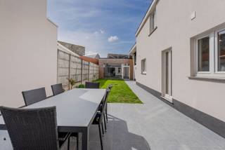 Ontdek deze instapklare en zeer ruime woning op de grens Kortrijk-Heule. Deze woning is ideaal voor zij die op zoek zijn naar dat tikkeltje extra. Een eigen praktijkruimte, een leuke hobbyruimte of een praktische opslagruimte... deze woning biedt alvast heel wat mogelijkheden.<br /><br />BELANGRIJKE TROEVEN:<br />- Extra ruimte die naar wens kan ingevuld worden<br />- Gunstig EPC (LABEL C)<br />- Ruime garage (voldoende hoogte voor bestelwagen)<br />- Centrale ligging nabij voorzieningen<br /><br />De inkomhal biedt toegang tot de lichtrijke woonkamer. Aansluitend bevindt zich de ruime keuken voorzien van alle nodige toestellen. Van hieruit hebt u ook toegang tot de praktische kelder. Achteraan de woning bevindt zich een eerste van twee badkamer met een apart toilet.<br /><br />Op de bovenverdieping zijn 3 ruime slaapkamers waarvan 2 te bereiken zijn via de dressing. Bovendien beschikt de woning over een 2e badkamer met ligbad en extra toilet. De 4e slaapkamer sluit aan op de badkamer en is momenteel ingericht als bureau.<br /><br />De woning is voorzien van een grote garage met voldoende hoogte voor een bestelwagen. Via de garage bereik je de aangelegde tuin met op het einde van de tuin een grote multifunctionele ruimte, in te richten naar wens. <br /><br />Plan snel jouw bezoek in!