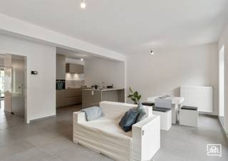<p><span>À louer : emplacement unique à proximité de la gare de Tirlemont et de toutes les commodités que la ville a à offrir.</span></p><p><span> </span></p><p><span>Il s'agit d'un appartement neuf, situé au premier étage d'une petite résidence. </span></p><p><span> </span></p><p><span>En empruntant l'escalier commun, vous accédez au hall d'entrée équipé d'un vestiaire encastré.</span></p><p><span> </span></p><p><span>D</span></p><p><span> </span></p>