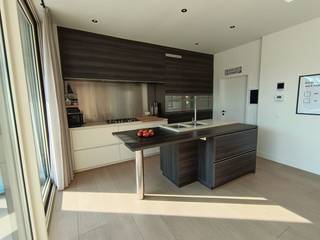 Ontdek deze charmante en bijzonder lichtrijke halfopen woning, ideaal gelegen nabij het centrum van Marke. De woning werd 6 jaar geleden volledig gerenoveerd en combineert modern wooncomfort met een aangename, open leefomgeving.Via de inkomhal komt u terecht in de ruime leefruimte met volledig ingerichte keuken. De grote glazen achtergevel zorgt voor een overvloed aan natuurlijk licht en biedt een prachtig zicht op de zonnige, zuid gerichte tuin. Aansluitend bevindt zich een gezellig, deels overdekt terras waar u in alle rust kan genieten van het buitenleven.Op het gelijkvloers bevindt zich eveneens een volledig uitgeruste badkamer en gastentoilet. Vanuit de keuken is er een praktische doorgang naar de ruime garage en berging. De elektrische poort zorgt voor extra comfort en veiligheid.Op de eerste verdieping bevinden zich twee volwaardige slaapkamers. Via een vaste trap bereikt u de zolderverdieping, die momenteel ingericht is als extra slaapkamer maar ook perfect kan dienen als hobbyruimte of bureau.Deze woning biedt een ideale combinatie van licht, ruimte en comfort, en dit op een gunstige ligging dicht bij winkels, scholen en andere voorzieningen.Een ideale gezinswoning voor wie op zoek is naar een instapklare woning met veel licht en een zonnige tuin.De algemene voorwaarden van Dewaele DIY kunt u steeds raadplegen via dewaele.com.