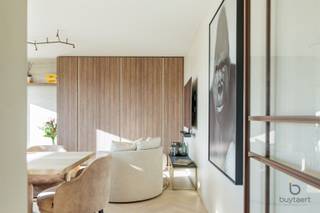 <p><span>BEKIJK OOK ONS FILMPJE! Klik hierboven op het 'scherm-icoontje'! </span></p><p><span>WONEN IN STIJL: EEN UNIEKE LUXUEUZE PENTHOUSE MET HOOGWAARDIGE MATERIALEN IN HARTJE SCHILDE!</span></p><p><span>In het centrum van Schilde, op wandelafstand van winkels en horeca, bevindt zich dit stijlvol en hoogwaardig afgewerkt dakappartement van 131 m² op de derde verdieping in de recente Residentie Vendôme.</span></p><p><span>Inkomhal met vestiairekast en gastentoilet, verder doorlopend tot aan de smeedijzeren tussendeur die toegang geeft tot de knap afgewerkte leefruimte met salon, eetkamer en open keuken. </span></p><p><span>De volledig uitgeruste keuken met hoogwaardige toestellen en groot kookeiland, sluit mooi aan op het geheel, verder ingericht met bio-ethanolhaard en maatwerkkasten. Via schuifraam tot het zuidgerichte terras van 15 m² vormt deze een aangename verlenging van de leefruimte.</span></p><p><span>Er is een berging/wasplaats en twee ruime slaapkamers, elk met een eigen badkamer. De masterbedroom (16,4 m²) heeft een dressingwand en en-suite badkamer met dubbele lavabo, inloopdouche en toilet. Uitzicht achteraan op het groene dak.</span></p><p><span>De tweede slaapkamer (13,4 m²) is voorzien van een kastenwand en een aansluitende badkamer met ligbad en lavabo.</span></p><p><span>Hoogwaardige afwerking:</span><span> eiken visgraatparket en natuursteen, vloerverwarming, ventilatiesysteem D, gebouwd volgens BEN-principes, EPC A-label, grote raampartijen met vliegenramen, talrijke maatkasten in notelaar met geïntegreerde ledverlichting, bronze look eveneens voor het kraanwerk & verlichting, zeer kwalitatieve schilderwerken, geautomatiseerde gordijnen,....</span></p><p><span>Een privatieve kelderberging en gemeenschappelijke fietsenberging is inbegrepen. De ondergrondse parking zorgt ervoor dat thuiskomen in alle comfort kan gebeuren, aankoop van een dubbele autostaanplaats (+€ 50.000) en optioneel een 3de autostaanplaats (+€ 25.000). </span></p><p><span>Gemeenschappelijke kosten: ca. € 150/maand.</span></p><p><span>Een bijzonder comfortabel en huiselijk ingerichte penthouse waar hoogwaardige materialen, maatwerk en een centrale ligging perfect samenkomen. Dankzij het design ervaart u een unieke warme huiselijke sfeer. </span></p><p><span>Contacteer ons voor bijkomende informatie en plan uw bezoek!</span></p><p><span> </span></p><p><span> </span></p><p><span> </span></p><p><span> </span></p>