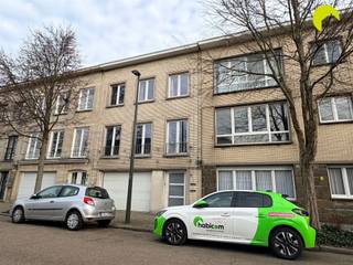 Dans un quartier agréable et calme, mais proche du centre de Mortsel, vous pouvez voir cet appartement de 2 chambres à coucher.Il s'agit d'un...