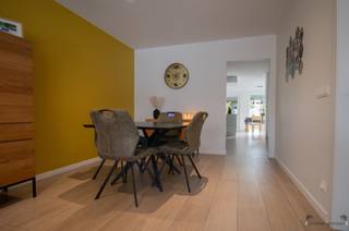 <p><span>Maison de plain-pied rénovée comprenant 4 chambres, d'une superficie de 431 m². </span></p><p><span> </span></p><p><span>Rez-de-chaussée</span><span>: </span></p><p><span>Hall d'entrée de 5 m². </span></p><p><span>Salon de 46 m² avec parquet et poêle à bois comme chauffage d'appoint. </span></p><p><span>Cuisine de 14 m² au carrelage en céramique, équipée de : </span></p><p><span>- une plaque de cuisson vitrocéramique </span></p><p><span>- une hotte aspirante </span></p><p><span>- un évier </span></p><p><span>- un four mixte </span></p><p><span>- un lave-vaisselle </span></p><p><span>Véranda de 24 m² carrelée en grès cérame. </span></p><p><span>Salle de bains de 6,5 m² comprenant : </span></p><p><span>- une douche dans la baignoire </span></p><p><span>- 2 lavabos </span></p><p><span>- des toilettes </span></p><p><span>Buanderie de 6,5 m². </span></p><p><span> </span></p><p><span>1er étage</span><span>: </span></p><p><span>Salon de nuit de 9 m². </span></p><p><span>3 chambres, toutes avec sol stratifié : </span></p><p><span>- chambre 1 de 13,5 m² </span></p><p><span>- chambre 2 de 13 m² </span></p><p><span>- chambre 3 de 9 m² </span></p><p><span>2 pièces non aménagées (voir les plans sur les photos's) de 4,5 m² chacune, destinées à : </span></p><p><span>- une salle de bains supplémentaire </span></p><p><span>- agrandissement d'une chambre </span></p><p><span> </span></p><p><span>2e étage</span><span>: </span></p><p><span>Salon/salle de jeux de 14 m² avec sol stratifié. </span></p><p><span>Chambre n° 4 de 19,5 m² avec revêtement en vinyle. </span></p><p><span> </span></p><p><span>Garage de 39,5 m². </span></p><p><span>Cave. </span></p><p><span>Abri de jardin et abri à bois. </span></p><p><span>Terrasse de 30 m² et terrasse couverte de 5,5 m². </span></p><p><span> </span></p><p><span>PANNEAUX SOLAIRES AVEC CERTIFICATS (plus d'informations lors de la visite). </span></p><p><span> </span></p><p><span>Jardin avec un petit étang apaisant. </span></p><p><span> </span></p><p><span>Informations urbanistiques : permis de construire en règle, pas de permis de lotissement, pas de droit de préemption, aucune mesure de réhabilitation sociale imposée, zone résidentielle. </span></p>