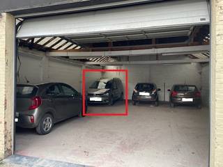 Autostaanplaats in garage met 8 autostaanplaatsen.<br /><br />Gunstige ligging in een zijstraat van Liersesteenweg.<br /><br />Huurprijs 65 euro/maand<br /><br />Voor meer info of een bezoek via info@immovos.be
