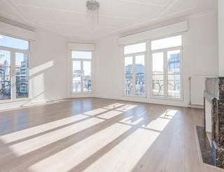Dit prachtige appartement is gelegen in een statig en klassevol gebouw op de Keyserlei, op een absolute toplocatie in het hart van Antwerpen. Het gebouw is voorzien van een modern badgesysteem en een lift die u comfortabel naar de hoger gelegen verdiepingen brengt.
Bij binnenkomst wordt u verwelkomd in een stijlvolle inkomhal met authentieke marmeren vloer. De klassieke keuken is volledig uitgerust met een vaatwasser, koelkast, gasfornuis, oven en combi-oven en sluit naadloos aan op de lichte eetkamer. Vanuit de eetkamer betreedt u de indrukwekkende, gebogen leefruimte, waar grote raampartijen zorgen voor een aangename lichtinval en een prachtig zicht op het Centraal Station.
Het appartement beschikt over vier ruime slaapkamers en drie badkamers. De royale masterbedroom vormt een bijzonder comfortabele privéruimte met een ensuite badkamer en een eigen dressing. Daarnaast is er een afzonderlijke wasruimte voorzien, uitgerust voor zowel een wasmachine als droogkast.
Een unieke combinatie van ruimte, karakter en een topligging, met het Centraal Station letterlijk als decor.
Gelegen in het hartje van de stad. Dichtbij de winkels, het nieuwe Operaplein, het Centraal Station en de Diamantwijk. Aan openbaar vervoer geen gebrek. Maar ook voor de wagen is een parkingmogelijkheid om de hoek. Kortom, een toplocatie!